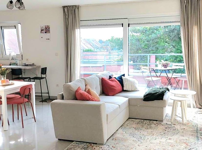 Centraal gelegen penthouse-appartement met leuk ZW-terras in een kleinschalige residentie.  &lt;br /&gt;
Grote leefruimte met veel lichtinval en ZW-oriëntat